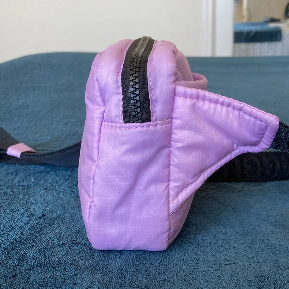 BAGGU Puffy Fanny pack Crossbody Bag in Lavender Lilac - Picture 4 of 13
